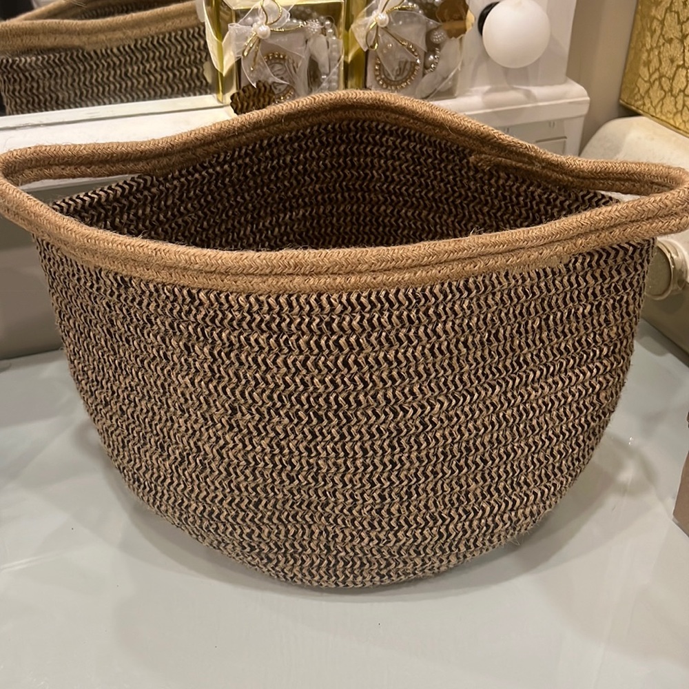 NEW Medium  9” standing basket!!